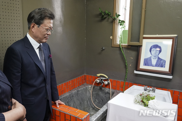 [서울=뉴시스]박영태 기자 = 문재인 대통령이 10일 오전 서울 용산구 민주인권기념관에서 열린 제33주년 6.10 민주항쟁 기념식을 마친 후 고 박종철 열사가 고문을 당한 509호 조사실을 둘러보고 있다. 2020.06.10.&nbsp; since1999@newsis.com