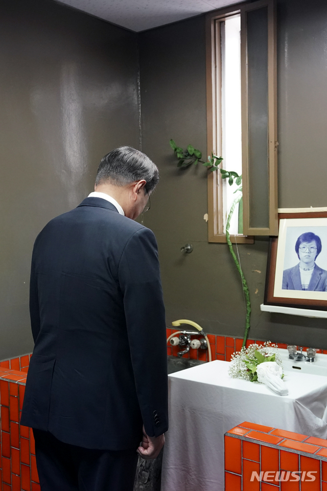 [서울=뉴시스]박영태 기자 = 문재인 대통령이 10일 오전 서울 용산구 민주인권기념관에서 열린 제33주년 6.10 민주항쟁 기념식을 마친 후 509호 조사실에 마련된 박종철 열사 영정에 묵념하고 있다. 2020.06.10.&nbsp; since1999@newsis.com