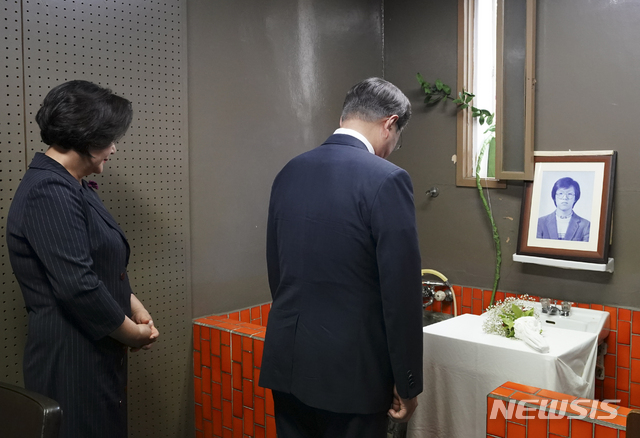 [서울=뉴시스]박영태 기자 = 문재인 대통령과 부인 김정숙 여사가 10일 오전 서울 용산구 민주인권기념관에서 열린 제33주년 6.10 민주항쟁 기념식을 마친 후 509호 조사실에 마련된 박종철 열사 영정에 묵념하고 있다. 2020.06.10.&nbsp; since1999@newsis.com