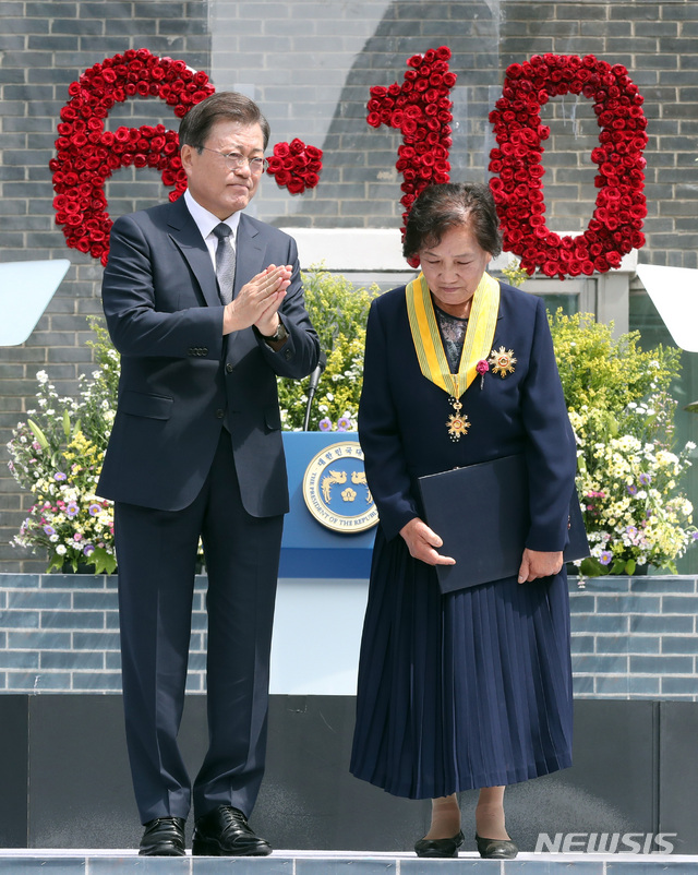 [서울=뉴시스]박영태 기자 = 문재인 대통령이 10일 오전 서울 용산구 남영동 민주인권기념관에서 열린 제33주년 6·10민주항쟁 기념식에 참석해 故 이한열 열사의 어머니 배은심 여사의 가슴에 국민훈장모란장을 달아준 후 박수를 치고 있다. 2020.06.10. since1999@newsis.com