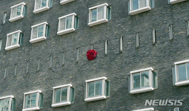 [서울=뉴시스]박영태 기자 = 10일 오전 서울 용산구 남영동 민주인권기념관에서 열린 제33주년 6·10민주항쟁 기념식에서 故 박종철 열사가 고문을 당했던 509호 고문실 창문에 장미꽃이 걸려져 있다. 2020.06.10.since1999@newsis.com