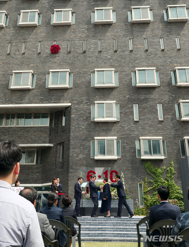 [서울=뉴시스]박영태 기자 = 문재인 대통령이 10일 오전 서울 용산구 남영동 민주인권기념관에서 열린 제33주년 6·10민주항쟁 기념식에 참석해 故 이한열 열사의 어머니 배은심 여사에게 국민훈장모란장을 수여하고 있다. 2020.06.10.since1999@newsis.com