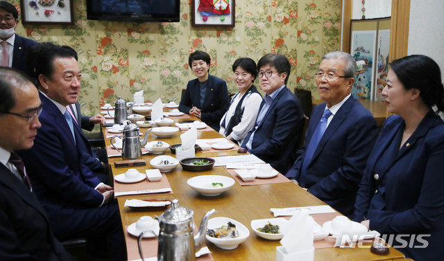 [서울=뉴시스] 장세영 기자 = 김종인 미래통합당 비상대책위원장이 10일 서울 여의도 한 식당에서 열린 미래통합당 수도권 초선 의원과의 오찬을 위해&nbsp; 입장하고 있다. 2020.06.10. photothink@newsis.com
