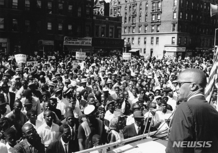 [뉴욕=AP/뉴시스]흑인 인권운동가 맬컴 엑스가 1963년 6월 29일 미국 뉴욕 할렘가에서 연설하고 있는 모습. 맬컴 엑스는 그로부터 2년 뒤 1965년 뉴욕에서 연설 도중 총격으로 사망했다. 미 언론들은 17일(현지시간) 말콤X 살인범으로 20여년형을 선고받은 흑인 2명이 무죄로 풀려날 전망이라고 보도했다. 2021.11.18.