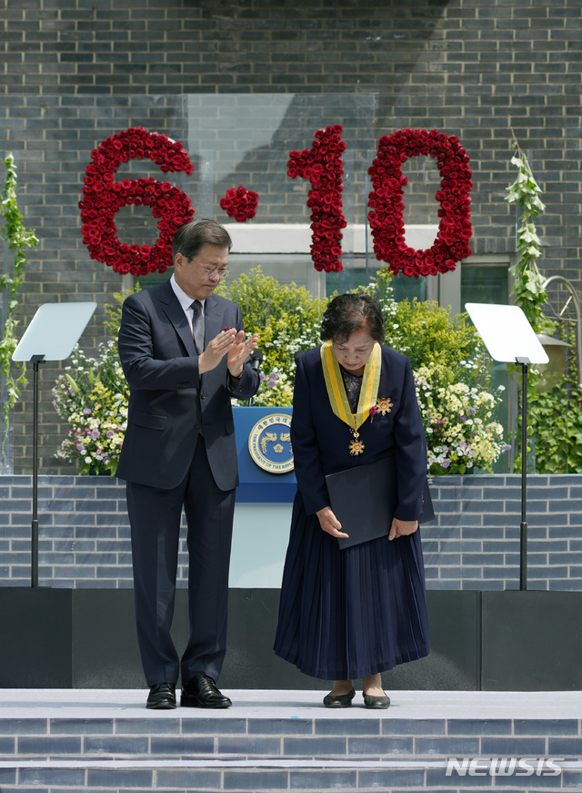 [서울=뉴시스]박영태 기자 = 문재인 대통령이 10일 오전 서울 용산구 남영동 민주인권기념관에서 열린 제33주년 6·10민주항쟁 기념식에 참석해 故 이한열 열사의 어머니 배은심 여사에게 국민훈장모란장을 수여한 후 박수를 치고 있다. 2020.06.10. since1999@newsis.com