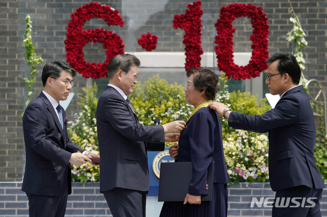 [서울=뉴시스]박영태 기자 = 문재인 대통령이 10일 오전 서울 용산구 남영동 민주인권기념관에서 열린 제33주년 6·10민주항쟁 기념식에 참석해 故 이한열 열사의 어머니 배은심 여사의 가슴에 국민훈장모란장을 달아주고 있다. 2020.06.10.since1999@newsis.com