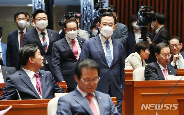 [서울=뉴시스] 김진아 기자 = 주호영 미래통합당 원내대표가 10일 서울 여의도 국회에서 열린 의원총회에 참석하고 있다. 2020.06.10. bluesoda@newsis.com