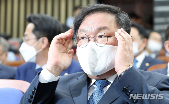 [서울=뉴시스]김선웅 기자 = 김태년 더불어민주당 원내대표가 10일 오후 서울 여의도 국회에서 열린 민주당 의원총회에 참석하고 있다. 2020.06.10. mangusta@newsis.com