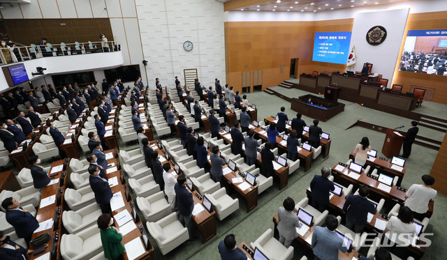 [서울=뉴시스] 박주성 기자 = 박원순 서울시장과 서울시의회 의원들이 10일 오후 서울 중구 서울특별시의회에서 열린 제295회 정례회에 참석해 국민의례를 하고 있다. 10일부터 30일까지 21일 일정으로 개최된 정례회에서는 2019년도 결산 및 2020년도 추경 등 각종 현안을 처리할 예정이다. 2020.06.10. park7691@newsis.com