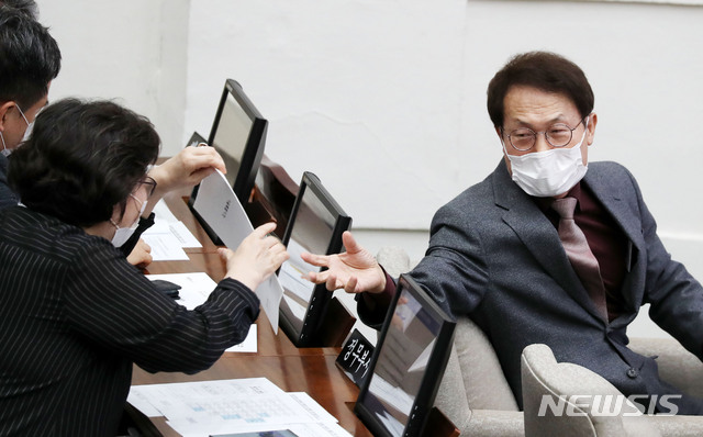 [서울=뉴시스] 박주성 기자 = 조희연 서울시교육감이 10일 오후 서울 중구 서울특별시의회에서 열린 제295회 정례회에 참석하며 시의원들과 인사를 나누고 있다. 10일부터 30일까지 21일 일정으로 개최된 정례회에서는 2019년도 결산 및 2020년도 추경 등 각종 현안을 처리할 예정이다. 2020.06.10. park7691@newsis.com