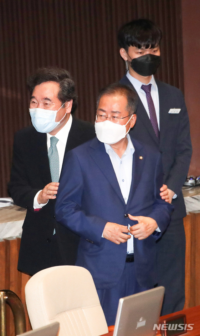 [서울=뉴시스]김선웅 기자 = 이낙연 더불어민주당 의원과 홍준표 무소속 의원이 10일 오후 서울 여의도 국회의사당 본회의장에서 열린 제379회국회(임시회) 제3차 본회의에 참석하고 있다. 2020.06.10. mangusta@newsis.com