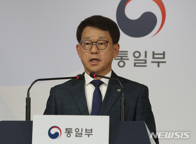 [서울=뉴시스]김명원 기자 = 여상기 통일부 대변인이 10일 서울 종로구 정부서울청사에서 '박상학 자유북한운동연합 대표와 박정오 큰샘 대표를 남북교류협력법 위반으로 고발하고, 법인 설립 허가취소 절차에 착수하기로 했다'며 브리핑을 하고 있다. 2020.06.10.&nbsp; kmx1105@newsis.com