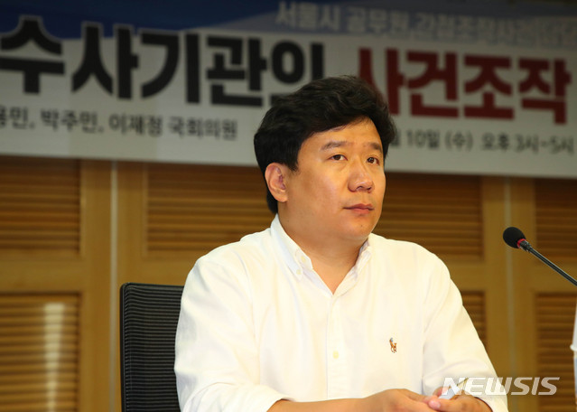 [서울=뉴시스] 장세영 기자 = 서울시 공무원 간첩 조작 사건의 피해자인 유우성씨가 지난해 6월10일 서울 여의도 국회 의원회관에서 열린 수사기관의 사건조작 견제방안 토론회에 참석해 토론회를 지켜보고 있다. 2020.06.10. photothink@newsis.com