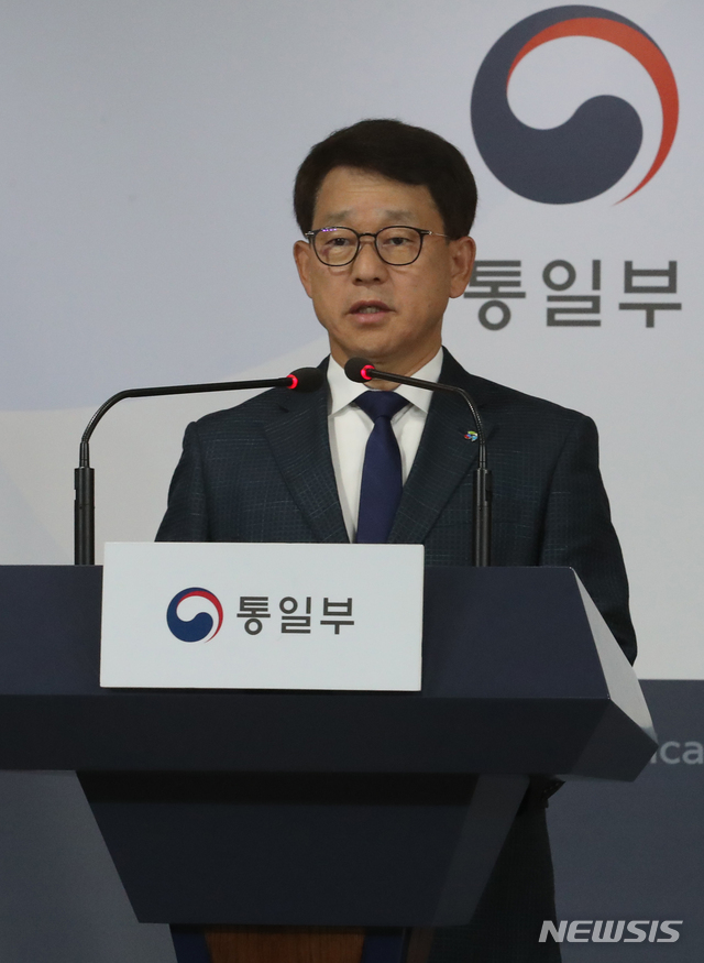 [서울=뉴시스]김명원 기자 = 여상기 통일부 대변인이 10일 서울 종로구 정부서울청사에서 '박상학 자유북한운동연합 대표와 박정오 큰샘 대표를 남북교류협력법 위반으로 고발하고, 법인 설립 허가취소 절차에 착수하기로 했다'며 브리핑을 하고 있다. 2020.06.10. kmx1105@newsis.com