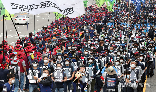 [서울=뉴시스]홍효식 기자 = 민주노총 조합원들이 10일 서울 영등포구 여의대로에서 열린 중대재해기업 처벌법 우선 입법 촉구 민주노총 결의대회를 마친 뒤 더불어민주당 당사로 행진하고 있다. 2020.06.10. yesphoto@newsis.com