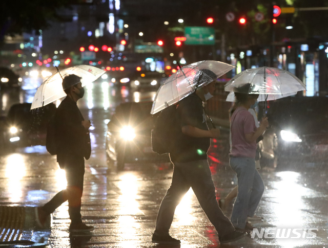 [서울=뉴시스] 조수정 기자 = 전국에 대부분 지방에 비가 예보된 지난 10일 오후 서울 광화문 네거리에서 우산을 든 시민들이 퇴근길 발걸음을 재촉하고 있다. 제주에는 이날 올 여름 첫 장마가 시작됐다. 2020.06.10. chocrystal@newsis.com