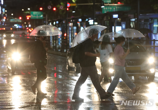 [서울=뉴시스] 조수정 기자 = 전국에 대부분 지방에 비가 내린 지난 10일 오후 서울 광화문 네거리에서 우산을 든 시민들이 퇴근길 발걸음을 재촉하고 있다. 2020.06.10. chocrystal@newsis.com