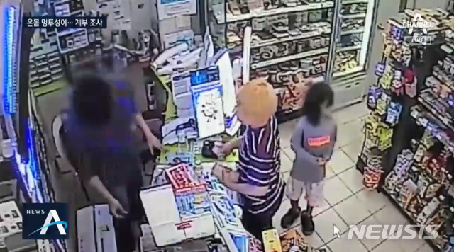 경남 창녕에서 계부와 친모의 폭행을 피해 도망쳐 나온 C(9)양이 창녕 한 편의점에 있는 모습.(사진 = 채널A 캡처) 