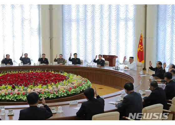 [서울=뉴시스]북한 평양종합병원 건설노동자들이 대북 삐라에 항의하는 시위를 벌이고 있다. (출처=노동신문) 2020.06.08.