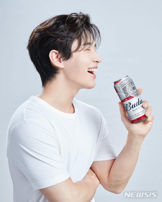 버드와이저, 새 모델로 가수 헨리 발탁 