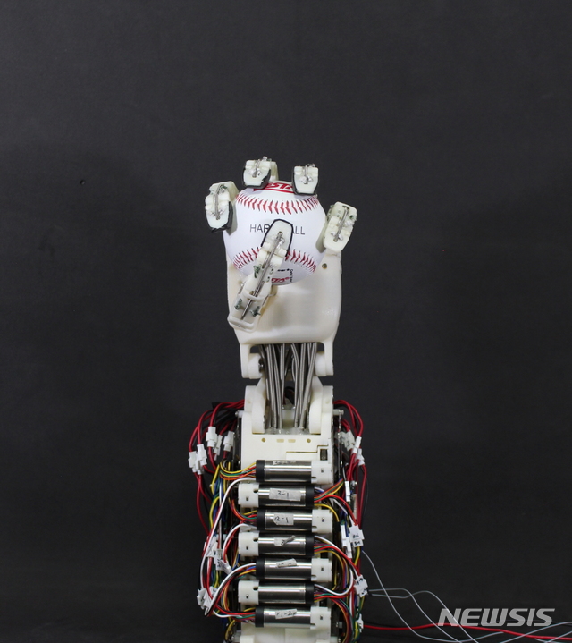 [천안=뉴시스]이종익 기자 = '고자유도 로봇 손 FLLEX hand' 2020.06.11. (사진=한국기술교육대 제공) photo@newsis.com 