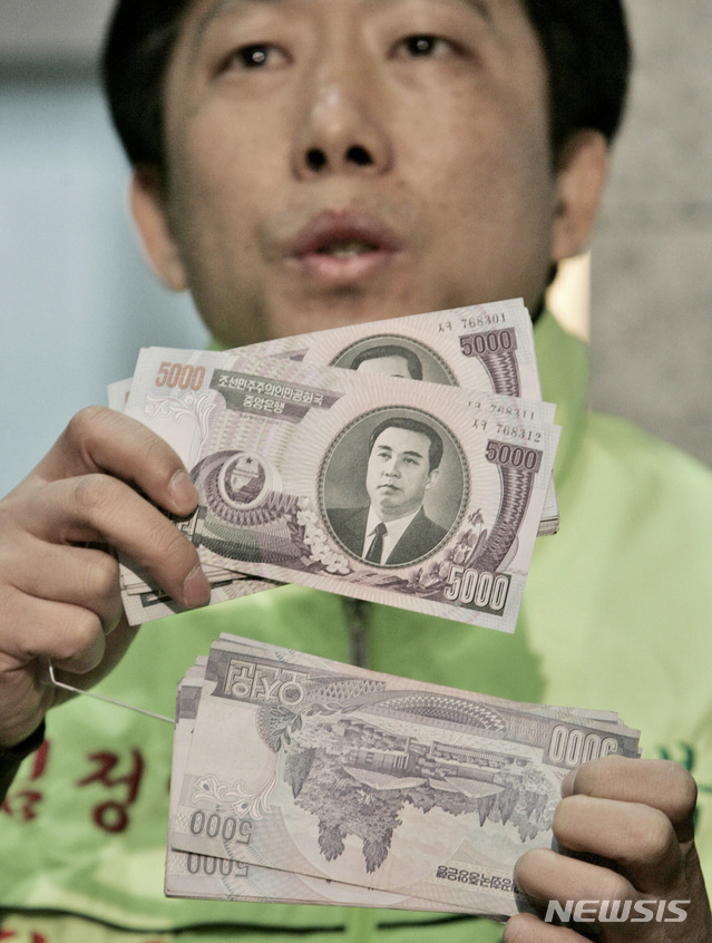 [서울=AP/뉴시스] 2009년 2월2일 박상학 자유북한운동연합 대표가 정부서울청사에서 기자회견을 열고 북한돈 5천원권을 들어보이고 있다. 이 단체는 김정일 국방위원장의 생일인 2월16일을 전후해 북한돈 5천원권을 대북전단과 함께 살포할 것이라고 밝혔다. 2009.02.02. 