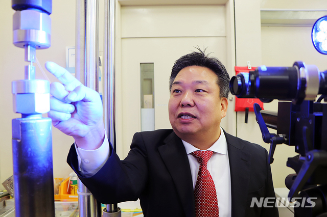 사진은 포스텍 김형섭 교수.