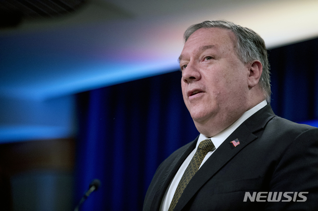 [워싱턴=AP/뉴시스] 지난 10일 워싱턴 국무부 청사에서 기자회견 중인 마이크 폼페이오 국무부 장관의 모습. 2020.6.11.