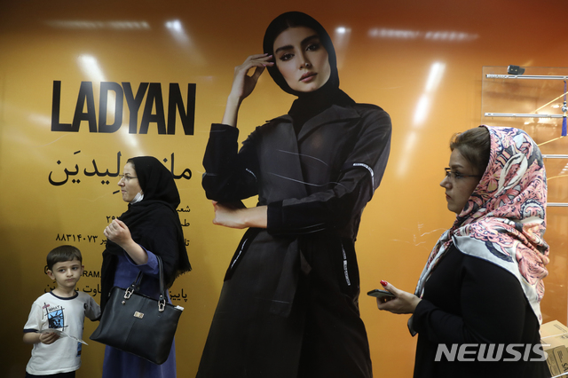 [테헤란=AP/뉴시스]지난 10일(현지시간) 이란 테헤란의 그랜드 바자르에서 시민들이 쇼핑을 하고 있다. 2020.06.13.