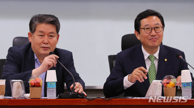 [서울=뉴시스] 장세영 기자 = 김경협 더불어민주당 의원이 11일 서울 여의도 국회 의원회관에서 열린 국회 한반도 평화포럼에 참석해 인사말을 하고 있다. 2020.06.11. photothink@newsis.com