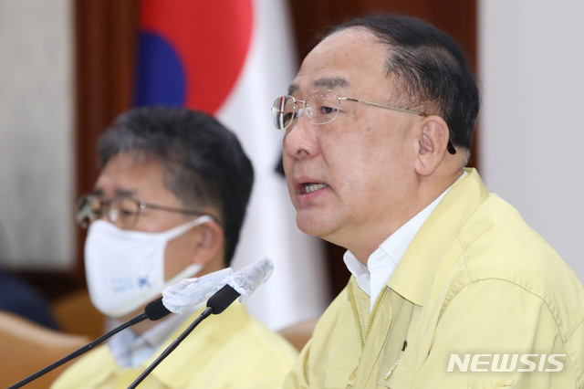 [서울=뉴시스]김명원 기자 = 홍남기 경제부총리 겸 기획재정부 장관이 11일 오전 서울 종로구 정부서울청사에서 열린 제6차 비상경제 중앙대책본부 회의에 참석해 발언하고 있다. 2020.06.11.&nbsp; photo@newsis.com