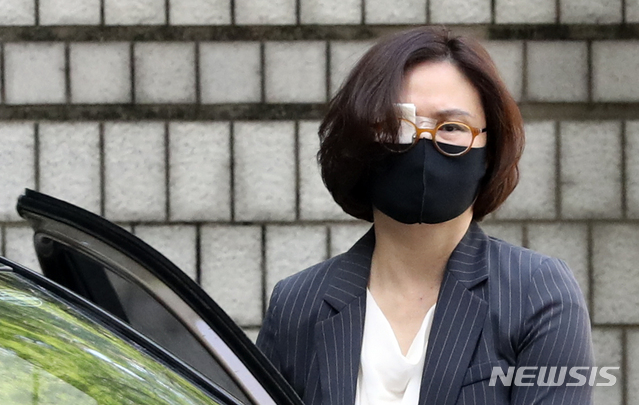 [서울=뉴시스] 최진석 기자 = 자녀 입시비리 및 사모펀드 의혹 등의 혐의로 기소된 조국 전 법무부 장관의 부인 정경심 동양대 교수가 11일 오전 서초구 서울중앙지법에서 열린 17차 공판에 출석하고 있다. 2020.06.11.myjs@newsis.com
