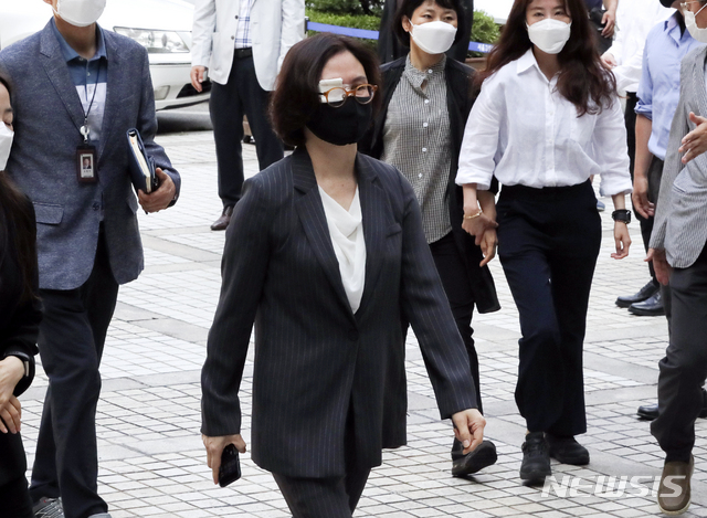 [서울=뉴시스] 최진석 기자 = 자녀 입시비리 및 사모펀드 의혹 등의 혐의로 기소된 조국 전 법무부 장관의 부인 정경심 동양대 교수가 11일 오전 서초구 서울중앙지법에서 열린 17차 공판에 출석하고 있다. 2020.06.11.myjs@newsis.com