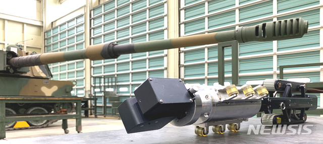 [광주=뉴시스]이창우 기자 = 한국광기술원 지능형광센서연구센터팀이 개발한 자주포, 전차포 포신 검사장비(오른쪽). 사진=한국광기술원 제공 2020.06.11 photo@newsis.com