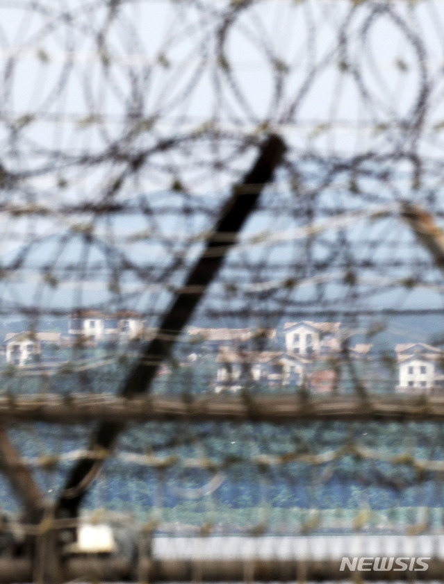 [파주=뉴시스]홍효식 기자 = 북한이 대북전단 살포를 두고 남측에 대한 비난 수위를 한층 더 높이며 문재인 정부에 대한 불만을 노골적으로 드러낸 11일 경기도 파주 임진강 철책선 너머로 북한 황해북도 개풍군 일대 건물이 한적한 모습을 보이고 있다. 2020.06.11. yesphoto@newsis.com