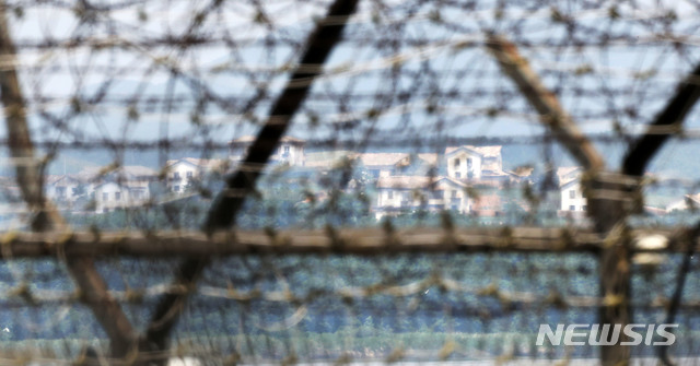 [파주=뉴시스]홍효식 기자 = 북한이 대북전단 살포를 두고 남측에 대한 비난 수위를 한층 더 높이며 문재인 정부에 대한 불만을 노골적으로 드러낸 11일 경기도 파주 임진강 철책선 너머로 북한 황해북도 개풍군 일대가 한적한 모습을 보이고 있다. 2020.06.11.&nbsp; yesphoto@newsis.com 