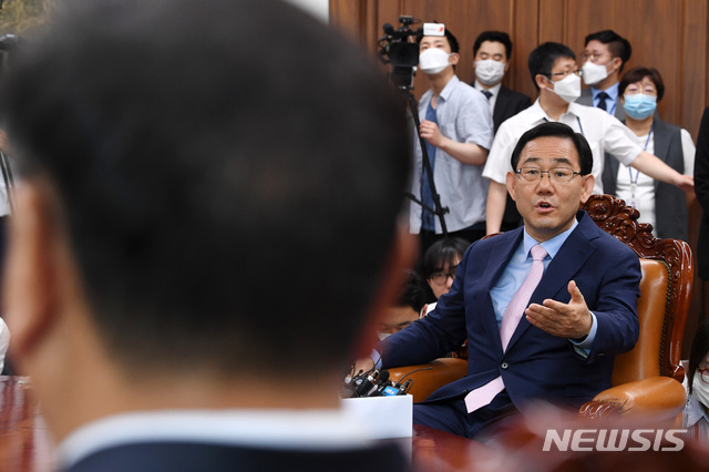 [서울=뉴시스] 김진아 기자 = 주호영 미래통합당 원내대표가 11일 오전 서울 여의도 국회 의장실에서 원구성 협상을 위해 마련된 원내대표 회동에 참석해 김태년 더불어민주당 원내대표의 발언에 반박하고 있다. 2020.06.11. photo@newsis.com