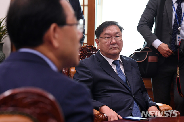 [서울=뉴시스] 김진아 기자 = 김태년 더불어민주당 원내대표가 11일 오전 서울 여의도 국회 의장실에서 원구성 협상을 위해 마련된 원내대표 회동에 참석해 주호영 미래통합당 원내대표의 발언을 듣고 있다. 2020.06.11. photo@newsis.com