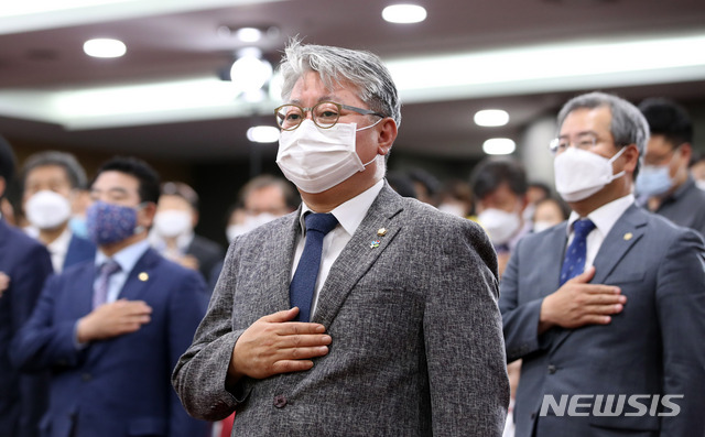 [서울=뉴시스]김선웅 기자 = 조응천 더불어민주당 의원이 11일 오전 서울 여의도 국회에서 열린 일하는 국회를 위한 국회 개혁과제 토론회에서 국민의례를 하고 있다. 2020.06.11. mangusta@newsis.com