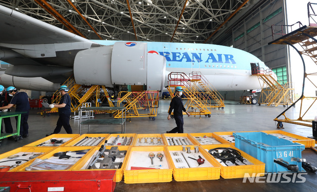 [인천=뉴시스] 이영환 기자 = 11일 오전 인천 중구 대한항공 정비 격납고에서 정비사들이 A380 항공기 정비작업을 하고 있다. 이 날 작업에서는 항공기 외부, 타이어, 랜딩기어, 전자장비 등 다양한 부문에 대한 체크 및 정비 조치가 이뤄졌다. 2020.06.11. 20hwan@newsis.com