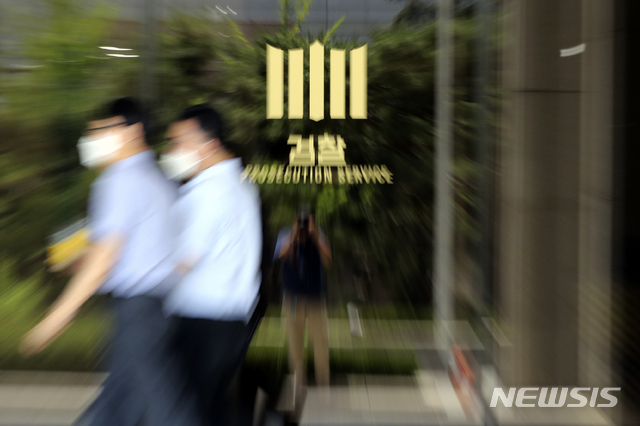 [서울=뉴시스] 최진석 기자 = 이재용 삼성전자 부회장이 11일 또다시 '판단' 앞에 섰다. 서울중앙지검은 이날 검찰 시민위원회를 열고 이 부회장 사건을 대검 산하 수사심의위원회에 부의할지를 결정한다.삼성물산과 제일모직 합병과 바이오로직스 회계 처리에 불법이 없었고, 이 부회장이 이를 보고받거나 지시한 적은 없었다며 혐의를 부인하고 있는 이 부회장 측의 항변을 담은 의견서가 부의심의위원들을 얼마나 설득시킬지가 관건이다. 일반 시민 15명으로 구성된 시민위원회 과반수가 찬성해야만 검찰총장에게 수사심의위 소집을 요청이 가능하다. 시민위원회는 이 부회장 등이 수사심의위 판단을 받기 위해 넘어야 할 1차 관문인 셈이다. 지난 9일 구속 갈림길에서 한숨을 돌린 이 부회장은 앞날은 법원이 아닌 시민들 다수결에 의해 달라지게 될 처지다. 시민위원회에서 수사심의위로 사건을 넘기기로 결정하면 법률가, 기자, 회계사 등 외부 전문가 15명으로 이뤄진 대검 수사심의위원회가 본격적으로 이 부회장의 기소 타당성 여부를 논의하게 된다. 사진은 이날 검찰 시민위원회가 열릴 서울중앙지검의 모습. 2020.06.11.myjs@newsis.com