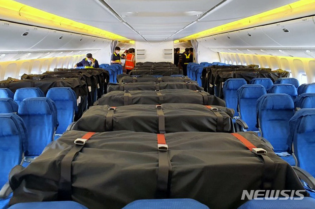 [인천공항=뉴시스]홍찬선 기자 = 인천본부세관은 신종코로나바이러스 감염증(코로나 19) 사태로 어려움을 겪고 있는 항공업계를 지원하기 위해 여객기 좌석에 일반 화물을 싣고 운송할수 있도록 지원했다고 11일 밝혔다. 사진은 이날 미국 시카고행 대한항공 KE037편 여객기에 마스크 167만장이 실리고 있다. (사진=인천본부세관 제공) 2020.06.11. photo@newsis.com