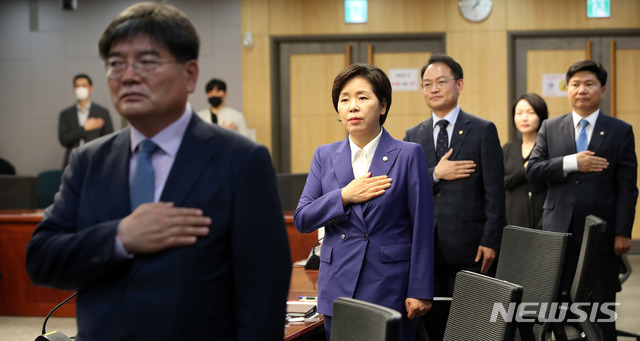 [서울=뉴시스]김선웅 기자 = 양향자 더불어민주당 의원(광주 서구 을)이 11일 오후 서울 여의도 국회에서 더불어민주당 코로나19 국난극복위원회 비상경제대책본부 기업 태스크포스 주최 '코로나 19로 인한 경제위기, 단기극복대책은? 제도개선과 입법과제 중심으로' 토론회 시작에 앞서 국민의례를 하고 있다. 2020.06.11. mangusta@newsis.com