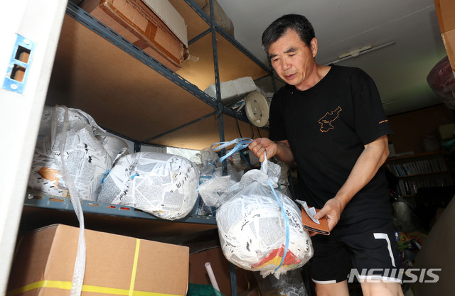 [포천=뉴시스]홍효식 기자 = 북한이 대북전단 살포를 두고 남측에 대한 비난 수위를 한층 더 높이며 문재인 정부에 대한 불만을 노골적으로 드러낸 11일 북한동포직접돕기운동본부 이민복 대북풍선단장이 경기도 포천에 위치한 자신의 창고에서 대북전단을 정리하고 있다. 2020.06.11. yesphoto@newsis.com