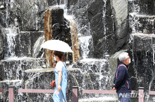 [인천=뉴시스] 이종철 기자 = 더운 날씨를 보인 지난 11일 오전 인천시 남동구 중앙공원에서 시민이 시원하게 내리는 폭포수 앞을 지나가고 있다. 2020.06.11. jc4321@newsis.com