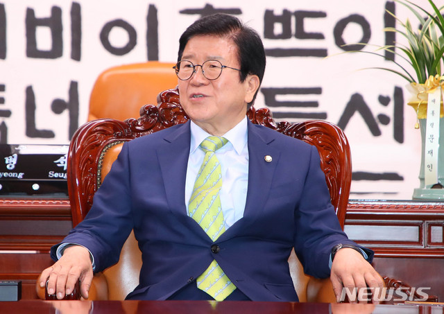 [서울=뉴시스] 장세영 기자 = 박병석 국회의장이 11일 서울 여의도 국회 의장실에서 조재연 법원행정처장의 예방을 받고 인사말을 하고 있다. 2020.06.11. photothink@newsis.com