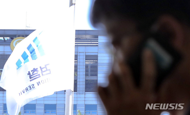 [서울=뉴시스] 최진석 기자 = 이재용 삼성전자 부회장이 11일 또다시 '판단' 앞에 섰다. 서울중앙지검은 이날 검찰 시민위원회를 열고 이 부회장 사건을 대검 산하 수사심의위원회에 부의할지를 결정한다.삼성물산과 제일모직 합병과 바이오로직스 회계 처리에 불법이 없었고, 이 부회장이 이를 보고받거나 지시한 적은 없었다며 혐의를 부인하고 있는 이 부회장 측의 항변을 담은 의견서가 부의심의위원들을 얼마나 설득시킬지가 관건이다. 일반 시민 15명으로 구성된 시민위원회 과반수가 찬성해야만 검찰총장에게 수사심의위 소집을 요청이 가능하다. 시민위원회는 이 부회장 등이 수사심의위 판단을 받기 위해 넘어야 할 1차 관문인 셈이다. 지난 9일 구속 갈림길에서 한숨을 돌린 이 부회장은 앞날은 법원이 아닌 시민들 다수결에 의해 달라지게 될 처지다. 시민위원회에서 수사심의위로 사건을 넘기기로 결정하면 법률가, 기자, 회계사 등 외부 전문가 15명으로 이뤄진 대검 수사심의위원회가 본격적으로 이 부회장의 기소 타당성 여부를 논의하게 된다. 사진은 이날 검찰 시민위원회가 열린 서울중앙지검의 모습. 2020.06.11.myjs@newsis.com