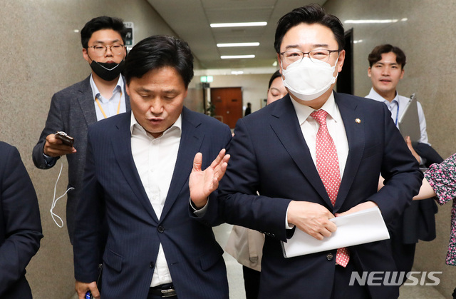 [서울=뉴시스]김선웅 기자 = 김영진 더불어민주당 원내수석부대표와 김성원 미래통합당 원내수석부대표가 11일 서울 여의도 국회에서 비공개 회동을 마친 후 이동하고 있다. 2020.06.11.&nbsp; mangusta@newsis.com