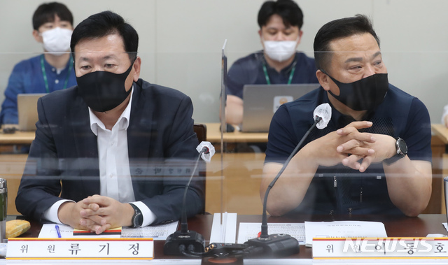 [세종=뉴시스]강종민 기자 = 2021년도 최저임금을 결정할 최저임금위원회 1차 전원회의가 11일 오후 정부세종청사에서 열렸다. 류기정 사용자 위원과 이동호 근로자 위원의 시선이 엇갈리고 있다. 2020.06.11.&nbsp; ppkjm@newsis.com