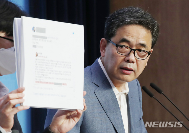 [서울=뉴시스] 김진아 기자 = 곽상도 미래통합당 의원이 11일 오후 서울 여의도 국회 소통관에서 정의기억연대 마포구 쉼터 '평화의 우리집' 소장 손모 씨 사망 관련 기자회견을 하고 있다. 2020.06.11.&nbsp; bluesoda@newsis.com